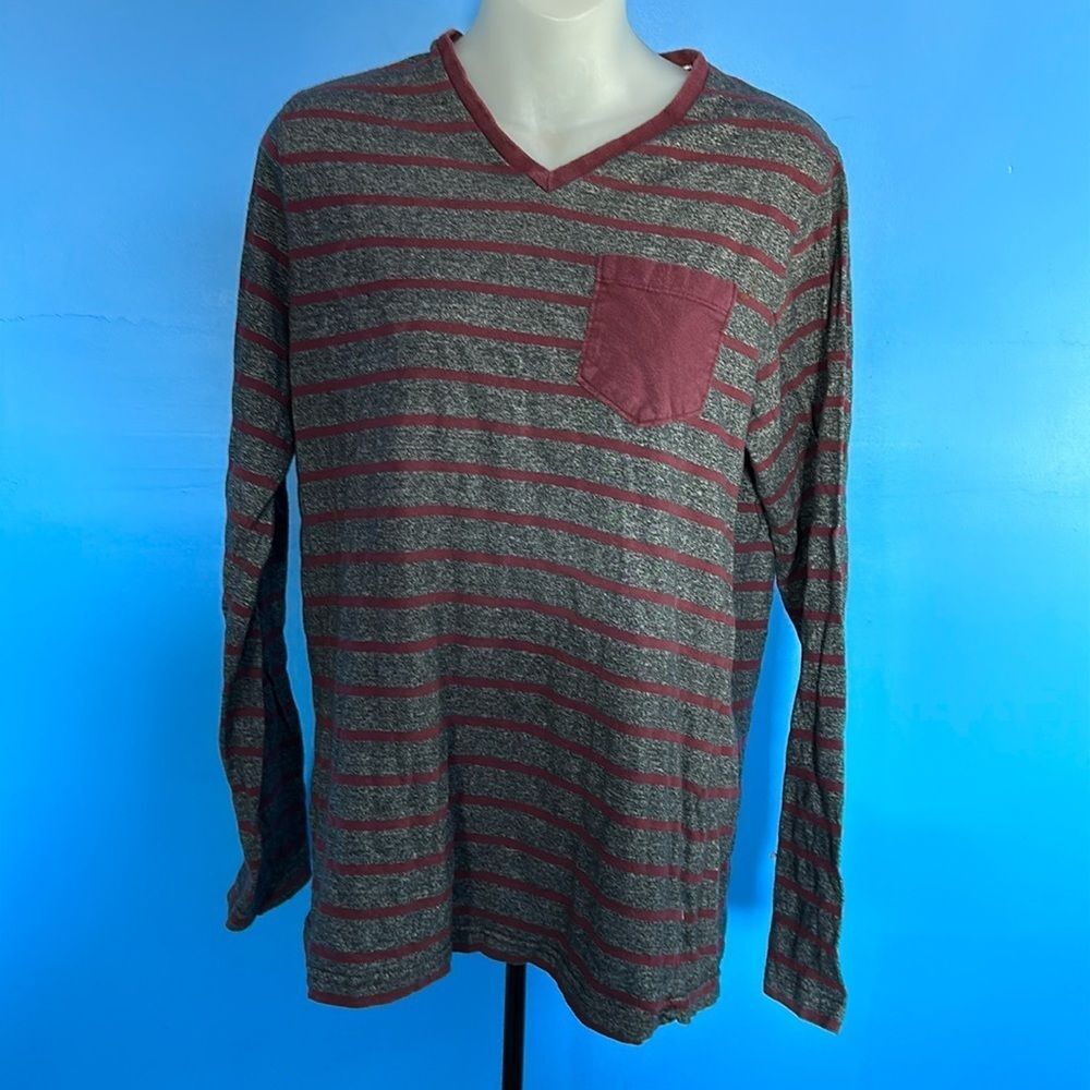 English Laundry Lion’s Crest Shirt M – Men’s Gray & Burgundy Long Sleeve Tee